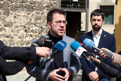 El president de la Generalitat, Pere Aragonès, atenent els mitjans a la Fira Medieval d'Hostalric.