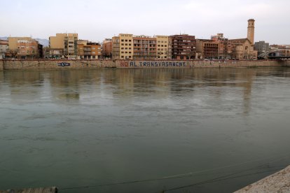 El riu Ebre al seu pas per Tortosa.