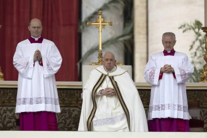 El papa Francisco durant la missa, a la plaça de Sant Pere de El Vaticà.