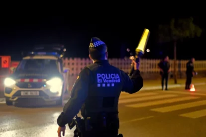 Un agent de la Policia Local del Vendrell durant un control amb els Mossos d'Esquadra.