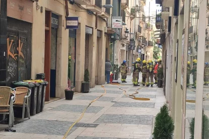 Els bombers treballant al local de reparació de calçat del carrer de la Galera.