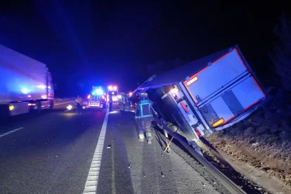 Imatge del camió bolcat a l'AP-7 a l'Ametlla de Mar.