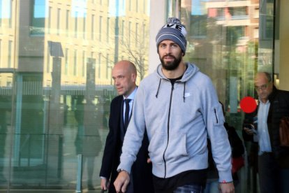 Pla americà del futbolista del Barça Gerard Piqué sortint de la Ciutat de la Justícia després de ser condemnat.