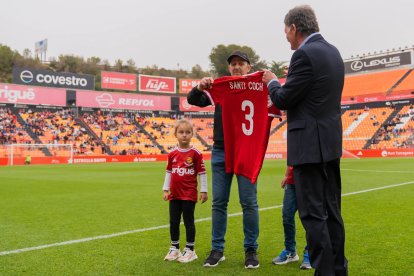 Coch rep una samarreta per part del president. Josep Maria Andreu, durant l'homenatge que li va dedicar el Nou Estadi.