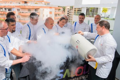 Els xefs durant l’elaboració d’un plat.