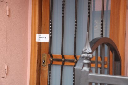 La porta del domicili precintada pels Mossos d'Esquadra.