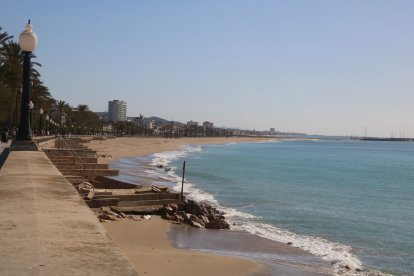 Escales d'accés a una platja del Francàs, al Vendrell, que seran retirades.