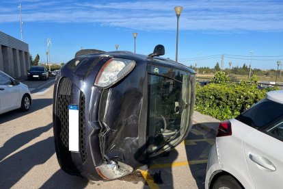 Un dels tres cotxes implicats en l'accident al pàrquing de l'estació de trens de l'Aldea.