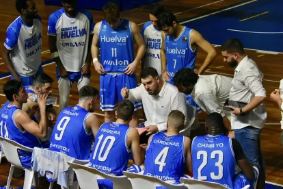 Els jugadors del Ciudad de Huelva atenent el seu entrenador, Íñigo Nuñez.