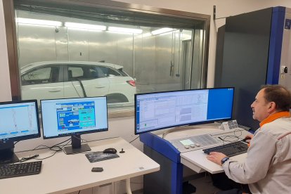 Al laboratori de motors es comprova com impacte el nou combustible en el rendiment del motor.