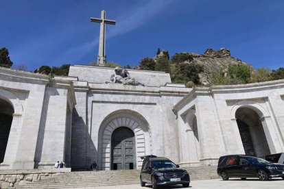 El cotxe fúnebre que ha traslladat les restes de Primo de Rivera del Valle de Cuelgamuros al cementiri de San Isidro de Madrid.