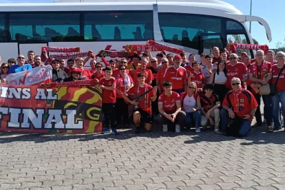 L’expedició del Nàstic a la sortida de Tarragona amb l’autobús ple d’aficionats amb les banderes del Nàstic.