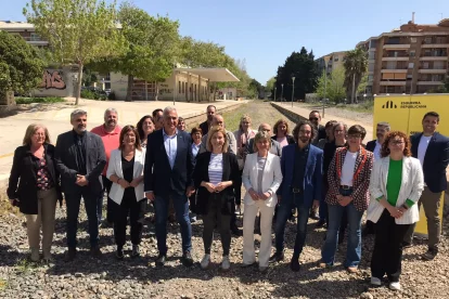 Trobada de diferents membres d’ERC i administracions a l’antiga estació de tren de Salou, el passat dissabte.