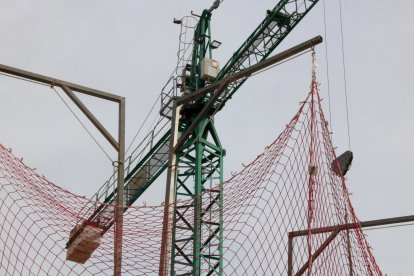 Imatge d'una grua en un bloc de pisos en construcció.