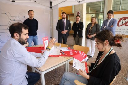 Una alumna de l'ETSE de la URV informant-se sobre les seves possibilitats de futur.