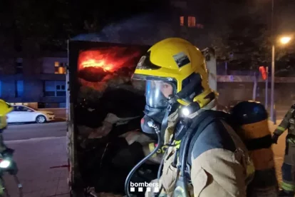 Els bombers treballant en l'incendi.