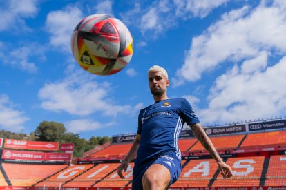 L’extrem del Nàstic Andy Escudro amb la pilota, ahir, en el Nou Estadi Costa Daurada.