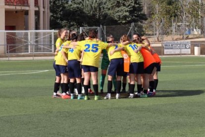 Les jugadores del CD Riudoms fent una pinya en un partit d’aquesta temporada.