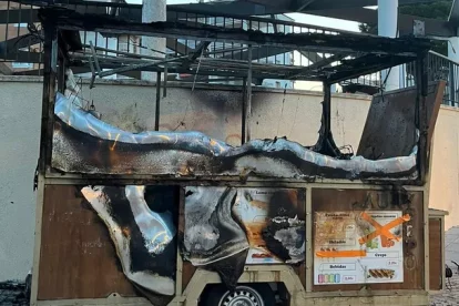 Estat en el que va quedar la 'food truck' després de l'incendi.