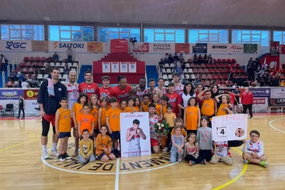 La plantilla del CB Valls i jugadors de la base amb Jordi Llagostera al centre de la imatge durant l’homenatge que va tenir lloc al Joana Ballart.