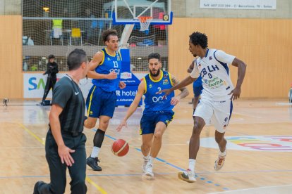 El base Víctor Aguilar durant un partit aquesta temporada.