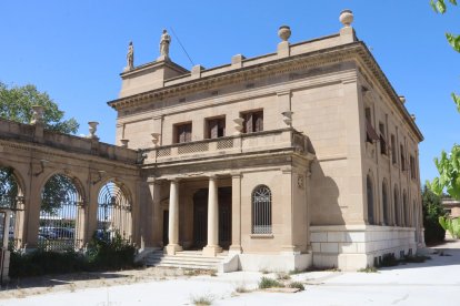 Imatge de l'antiga casa del director de la Tabacalera de Tarragona, a l'entrada del complex.