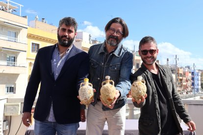 Josep Armengol del Celler Pallarades, Oriol Pérez del celler Vinyes del Tiet Pere, i Xavi Ferré del celler Mas Vicenç, amb les àmfores submergides.