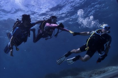 Verònica durant una de les sessions de bussieg inclusiu a Cala Vidre (Ametlla de Mar).