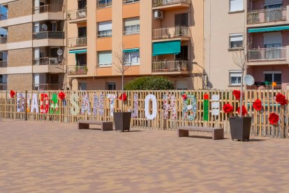 Imatge de les lletres de grans dimensions situades a la plaça de les Escoles Velles.