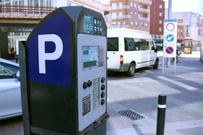 Parquímetre de zona blava davant de l'entrada a l'aparcament soterrat de la plaça del Mercat d'Amposta.