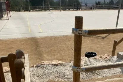 Una barana malmesa a l'espai esportiu situat a l'avinguda de Sant Salvador.