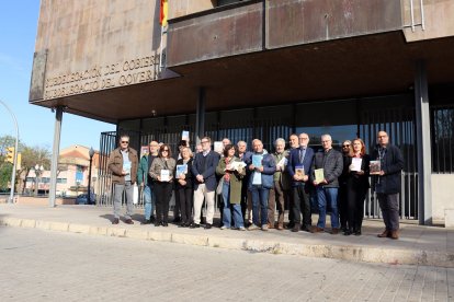 Una vintena d'autors locals a la subdelegació del govern espanyol a Tarragona.