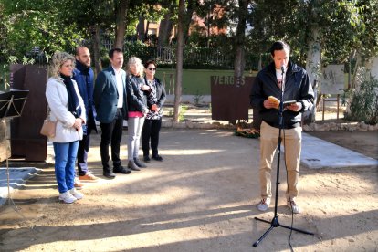 Representants del consistori escolten la lectura de fragments en l'homeatge a Gerard Vergés.