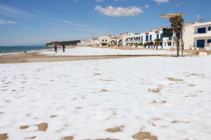 Imatge de la platja d'Altafulla, blanca per la calamarsada d'aquest dilluns a la nit.