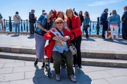 Montse Adan ha entregat una rosa a Carme Quiñones.