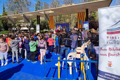 Imatge de la Diada de Sant Jordi a la plaça de la Pau de Salou.