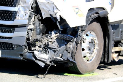 Destrosses a la part del camió on ha xocat una moto en un accident mortal a la C-12 a Tortosa.