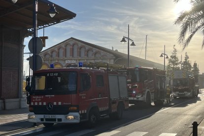 Imatge dels Bombers a l'entrada del Tinglado 2 del Moll de Costa.