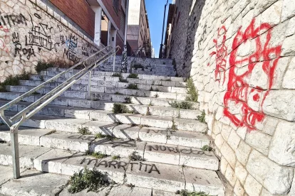 Estat de les escales del carrer Roger de Lauria de Tarragona.