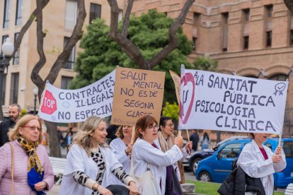 El col·lectiu es va manifestar ahir a Tarragona per evidenciar el seu enuig per la situació generada en diferents centres.