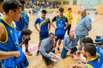 El tècnic Jesús Muñiz donant instruccions als seus jugadors durant el darrer partit de ‘play-off’.