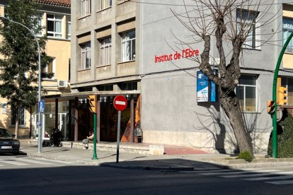 Imatge de l'edifici de l'IES de l'Ebre de Tortosa.