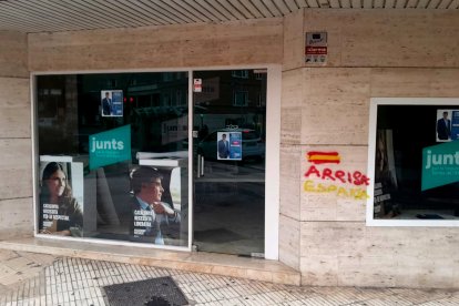 Pintada d'enaltiment a Espanya a la seu de Junts a Tortosa.