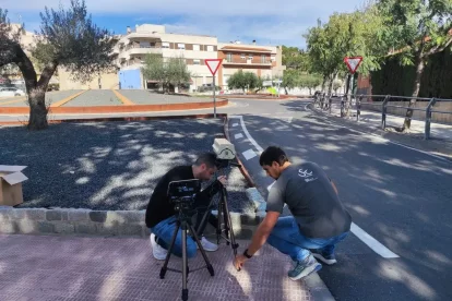 Investigadors de la URV instal·len els dispositius per a una de les actuacions de l'operació Sensòrica.