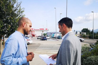 L'alcalde de Tortosa Jordi Jordan i el regidor d'Educació Víctor Grau durant la roda de premsa on anunciaven la creació de dos llars d'infants municipals.