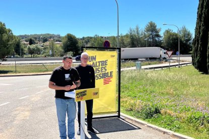 El cap de llista de la CUP per Lleida, Bernat Lavaquiol; i el cap de llista per Tarragona, Sergi Saladié, durant una roda de premsa.