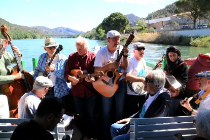 Arturo Gaya i Jaume Arnella en el primer grup de músics que han cantat a Pete Seeger al llagut de Benifallet.