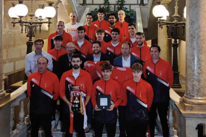 El CV Sant Pere i Sant Pau a l'Ajuntament de Tarragona durant l'acte de reconeixement.