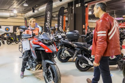 Muchos de los asistentes visitan el Saló con la moto previamente escogida y con la intención de comprarla.