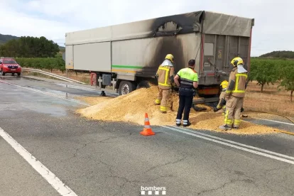 Imatge del vehicle que ha patit l'incendi a Corbera d'Ebre.